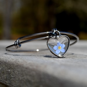 Heart Bangle Bracelet, Real Forget Me Not, Sweetheart Jewelry, Never Forget, Memorial Gift, Heart Bracelet, Pressed Flower Jewelry for Women