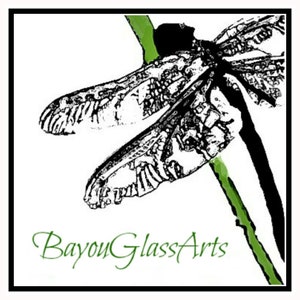 Puede incluir: Ilustraci&oacute;n en blanco y negro de una lib&eacute;lula con tallos verdes, con el texto "Bayou Glass Arts" debajo.