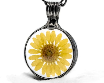 Sunflower Necklace, Pressed Flower Jewelry, Yellow Flower Necklace, Flower Necklaces for Women, Artisan Jewelry for Women, Artisan Necklace,