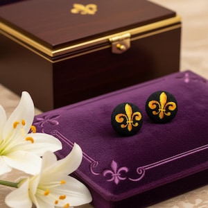 Peut inclure: Une tasse en céramique blanche avec une anse noire et l'inscription "But First, Coffee" en gras noir. La tasse contient un liquide foncé, probablement du café, posée sur une surface claire.