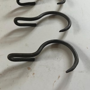 Krokar för grytställ – sidledsdesign