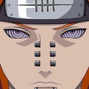 Op de afbeelding: Een geanimeerd personage met fel oranje haar, paarse ogen met concentrische cirkels en zes zilveren piercings op de neus. Het personage draagt een donkere hoofdband met een metalen plaat met een horizontale lijn en verticale markeringen.