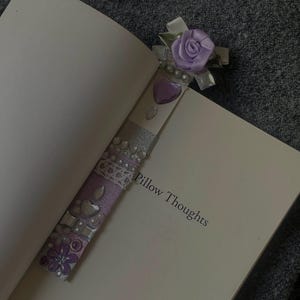 Lesezeichen / Bookmark „Lavender Dream“ – Glitzer & Blüten – Handmade | für alle Bücher