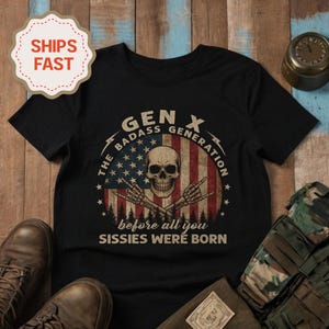Peut inclure: T-shirt noir avec un motif graphique repr&eacute;sentant un cr&acirc;ne, le drapeau am&eacute;ricain et le texte "GEN X THE BADASS GENERATION before all you SISSES WERE BORN." Le t-shirt a un col rond et des manches courtes.