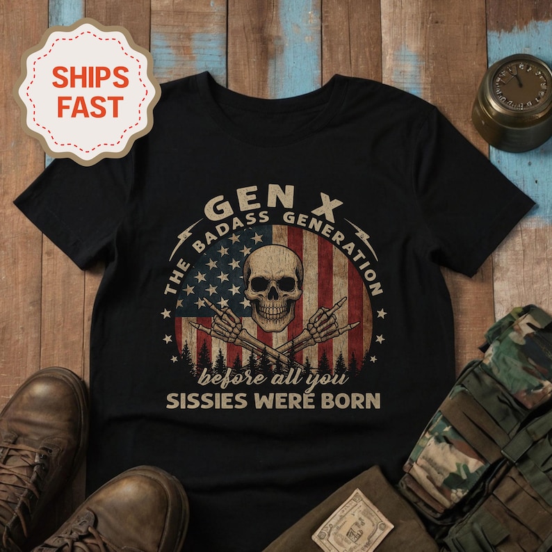 Peut inclure: T-shirt noir avec un motif graphique repr&eacute;sentant un cr&acirc;ne, le drapeau am&eacute;ricain et le texte "GEN X THE BADASS GENERATION before all you SISSES WERE BORN." Le t-shirt a un col rond et des manches courtes.