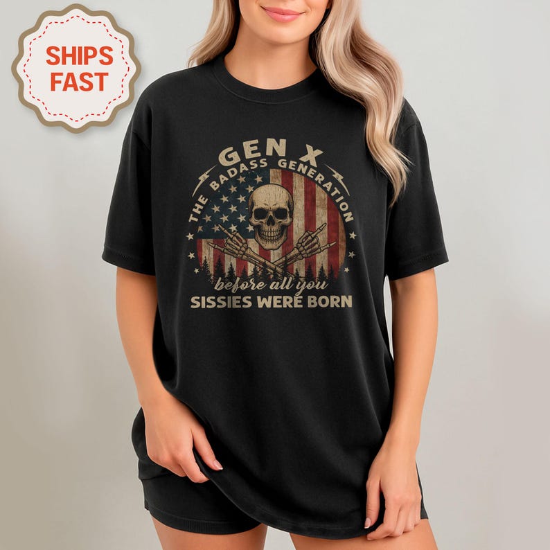 Peut inclure: T-shirt noir avec un motif graphique vieilli. Le motif comprend un cr&acirc;ne, des os crois&eacute;s et le texte "GEN X The Badass Generation before all you Sissies were Born". Le motif int&egrave;gre un drapeau am&eacute;ricain.