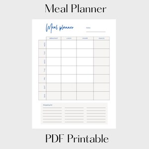 Könnte beinhalten: Ein weißer, druckbarer PDF-Essensplaner mit einem handschriftlichen blauen Titel "Meal planner". Der Planer enthält Abschnitte für jeden Wochentag, Frühstück, Mittagessen, Abendessen, Snacks und eine Einkaufsliste. Der Text "Meal Planner" und "PDF Printable" sind ebenfalls sichtbar.