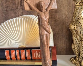 Ręcznie rzeźbiony drewniany krucyfiks ścienny, krzyż Jezus Chrystus, sztuka ludowa, chrześcijański wystrój religijny, rustykalna kaplica, pokój modlitewny, wiszący na ścianę
