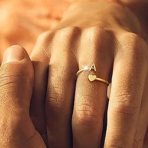 Anel de ouro personalizado com inicial – Anel ajustável em formato de coração para mulheres, joia delicada e personalizada, anel minimalista para empilhar