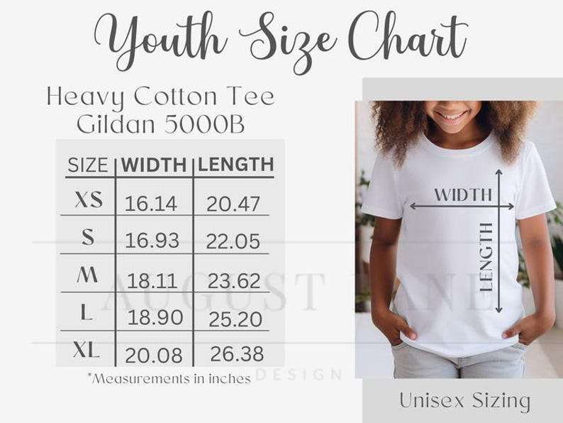 Pu&ograve; includere: Una tabella delle taglie giovani per una t-shirt in cotone pesante Gildan 5000B. La tabella elenca le taglie dalla XS alla XL con le misure di larghezza e lunghezza in pollici. Un diagramma mostra una t-shirt bianca con frecce per le misure.