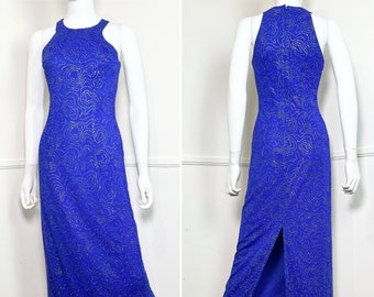 Könnte beinhalten: Ein königsblaues Maxikleid mit einem goldenen Glitzermuster und einem Schlitz im Rücken. Das Kleid ist ärmellos und hat einen Halterneck.