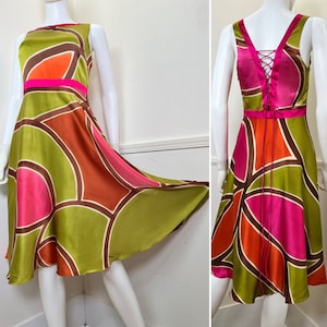 Petite robe en soie imprimée vitrail vintage de l&#39;an 2000 par Sue Wong