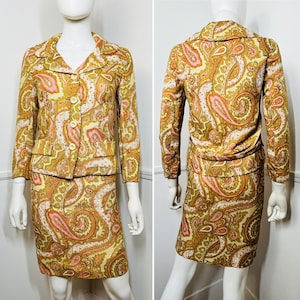 Extra Small 1960s Vintage Green and Pink Paisley Pencil Skirt Suit by I. Magnin