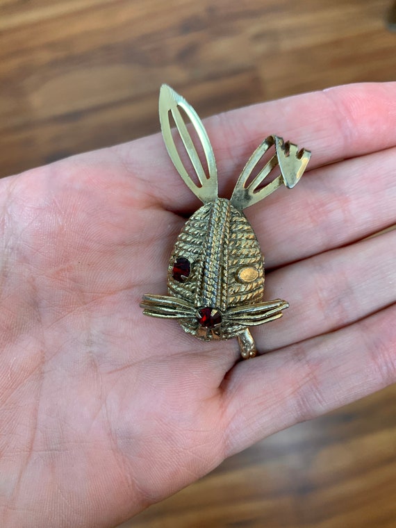 Mid Century Vintage Winking Bunny Brooch by Sarah… - image 2