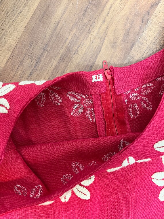 Medium 1960s Vintage Coral Embroidered Floral Shift Dress
