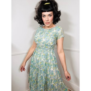 Small Early 1960s Vintage Figural Floral Print Day Dress by R&K Originals