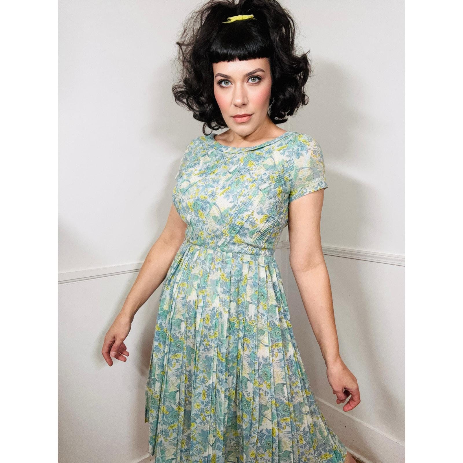 Small Early 1960s Vintage Figural Floral Print Day Dress by R&K Originals
