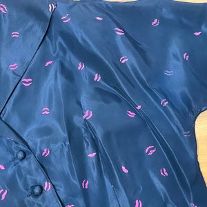 Mittel frühe 1950er Jahre Marineblau Taft Lip Print Kleid Bild 8