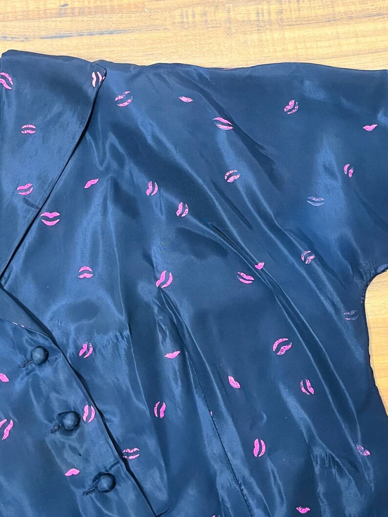 Mittel frühe 1950er Jahre Marineblau Taft Lip Print Kleid Bild 8