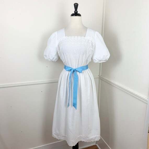 Curvy- 1980's Vintage White Puff-Sleeved Eyelet Dr