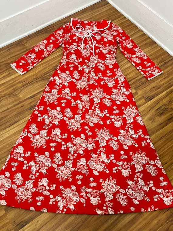 Medium  1970s Vintage Red Rose Print Hostess Dres… - image 8