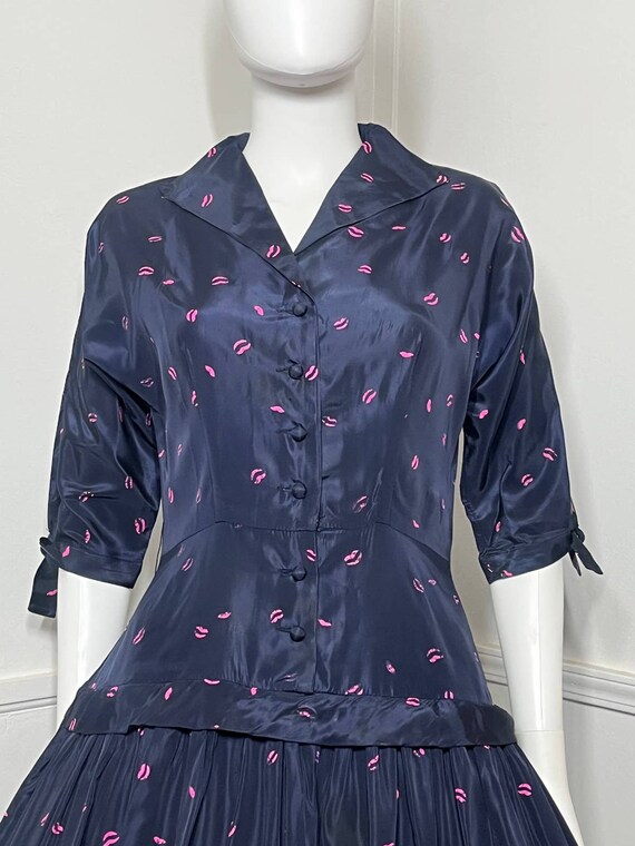 Medium Early 1950s Navy Blue Taffeta Lip Print Dr… - image 2