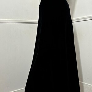 Traje de falda maxi y chaleco de terciopelo negro vintage de tres piezas, talla extra pequeña, de los años 70, de Alco imagen 7