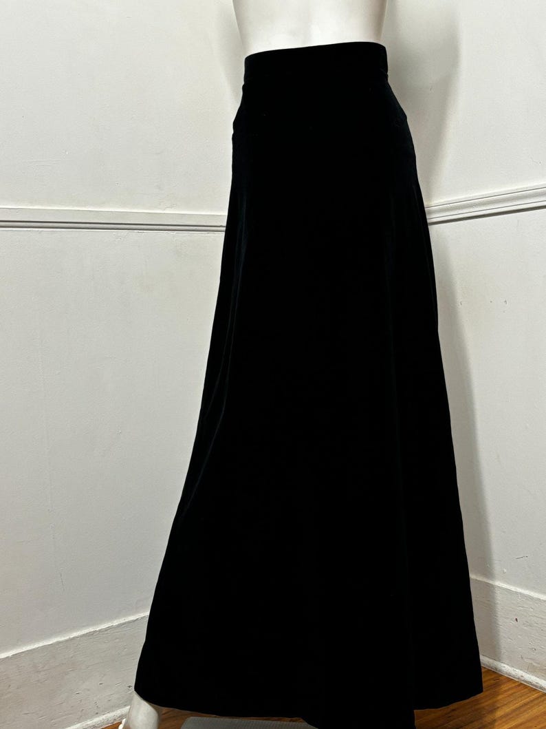 Traje de falda maxi y chaleco de terciopelo negro vintage de tres piezas, talla extra pequeña, de los años 70, de Alco imagen 7