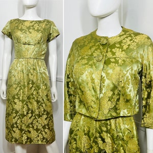 Conjunto de vestido e jaqueta vintage de brocado verde e dourado de meados do século, com cintura pequena de 25&quot; da Lord + Taylor