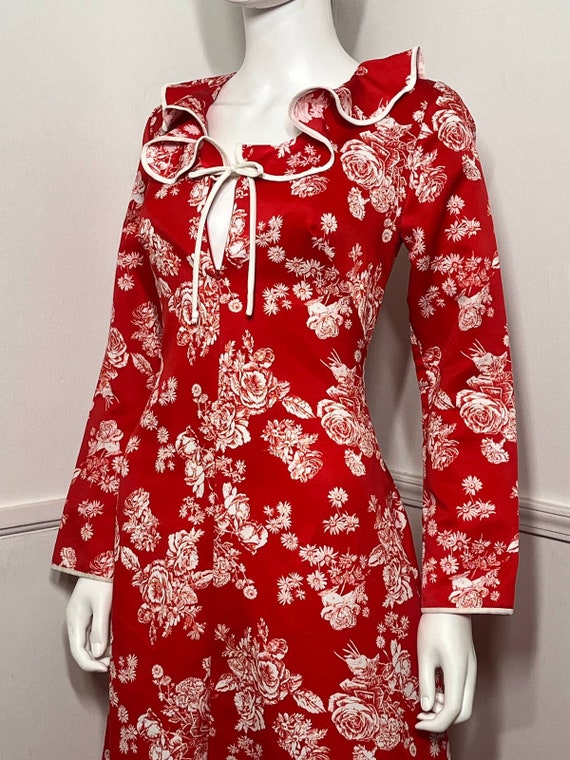 Medium  1970s Vintage Red Rose Print Hostess Dres… - image 2