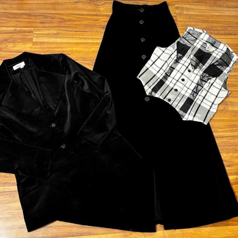 Traje de falda maxi y chaleco de terciopelo negro vintage de tres piezas, talla extra pequeña, de los años 70, de Alco imagen 1