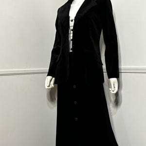 Traje de falda maxi y chaleco de terciopelo negro vintage de tres piezas, talla extra pequeña, de los años 70, de Alco imagen 2