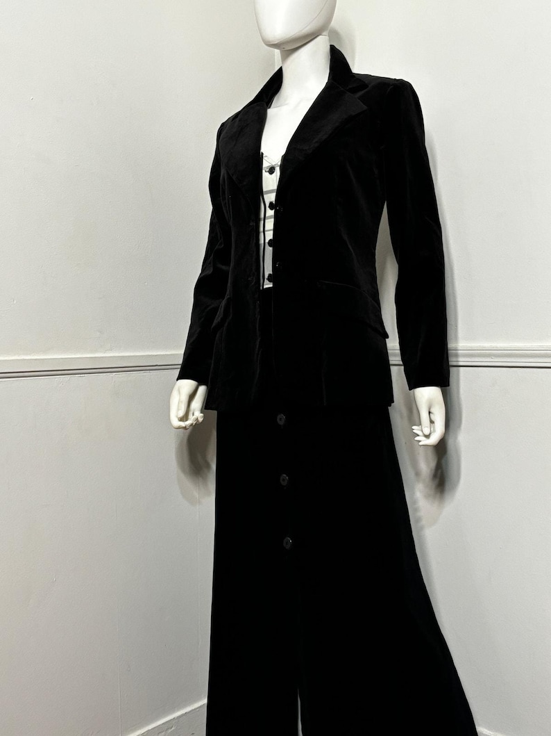Traje de falda maxi y chaleco de terciopelo negro vintage de tres piezas, talla extra pequeña, de los años 70, de Alco imagen 2
