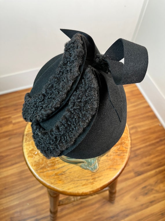 1940's Vintage Black Sculptural Hat with Curly La… - image 6
