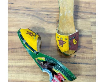 Sandales en bois sculpté souvenir vintage des années 40