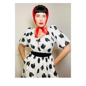 Medium to Large  1980s Vintage White and Black Rose Print Puff Sleeve Dress by Willi