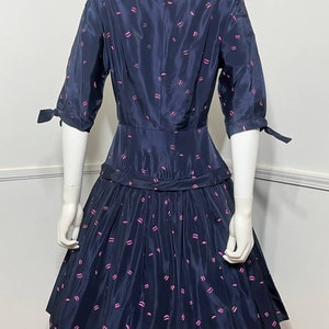 Mittel frühe 1950er Jahre Marineblau Taft Lip Print Kleid Bild 6