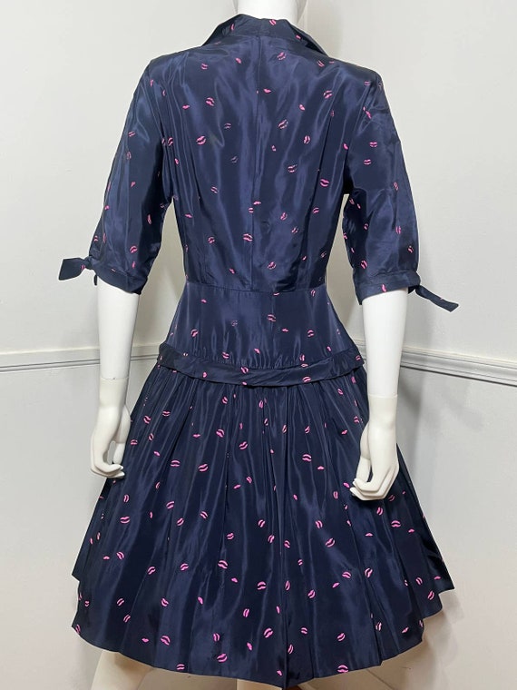 Medium Early 1950s Navy Blue Taffeta Lip Print Dr… - image 6