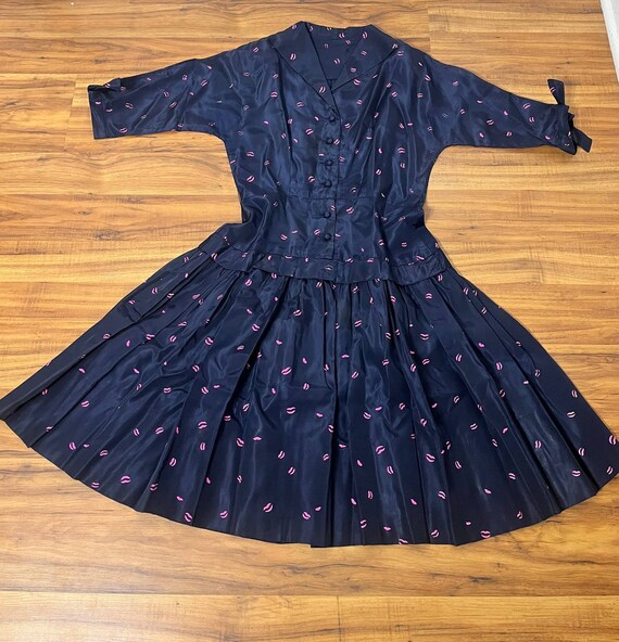 Medium Early 1950s Navy Blue Taffeta Lip Print Dr… - image 7