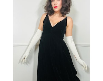 1960 年代のヴィンテージ ブラック ベルベット カットアウト イブニング ドレス (Cherida 製)
