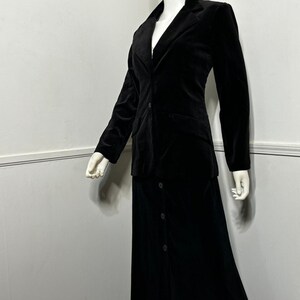 Traje de falda maxi y chaleco de terciopelo negro vintage de tres piezas, talla extra pequeña, de los años 70, de Alco imagen 4