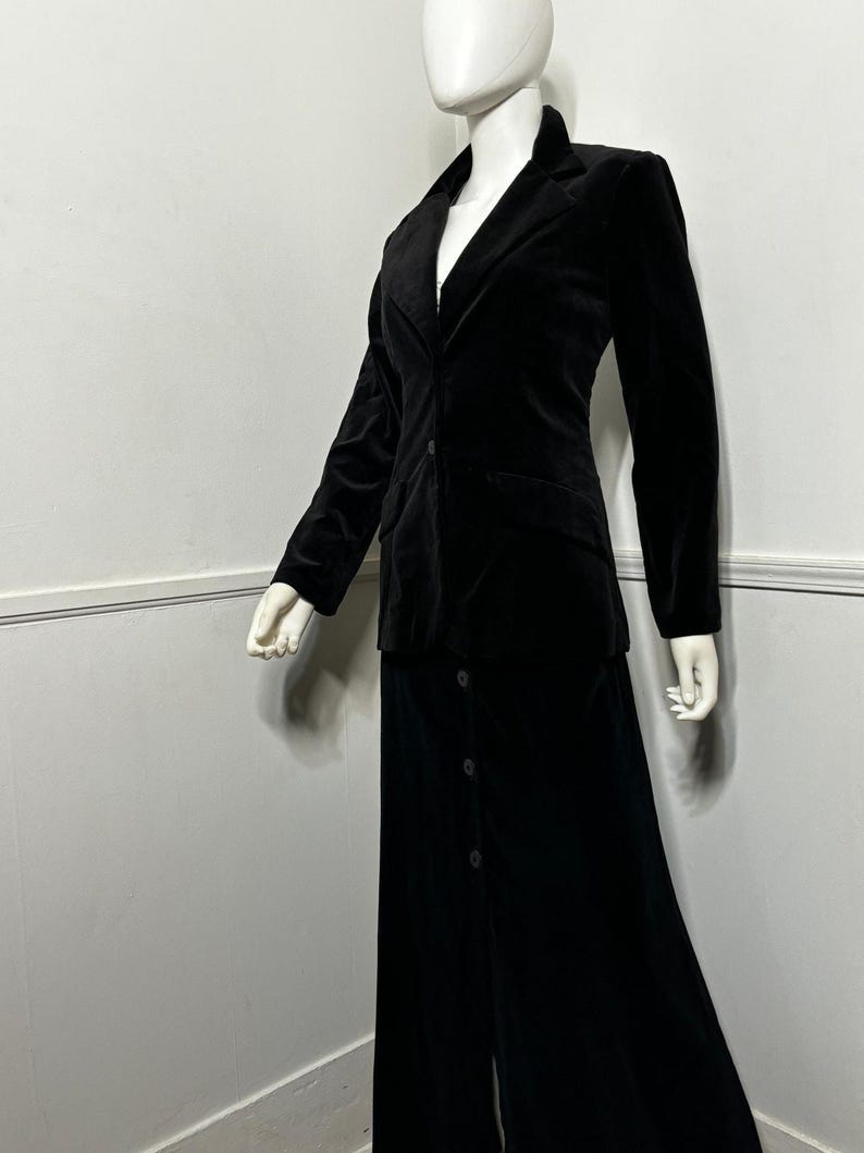 Traje de falda maxi y chaleco de terciopelo negro vintage de tres piezas, talla extra pequeña, de los años 70, de Alco imagen 4