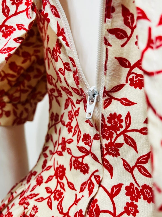 Medium 1990s Vintage White and Red Floral Cotton … - image 9