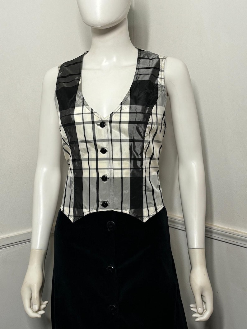 Traje de falda maxi y chaleco de terciopelo negro vintage de tres piezas, talla extra pequeña, de los años 70, de Alco imagen 3