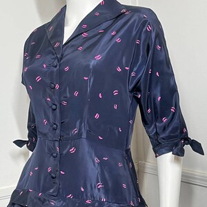 Mittel frühe 1950er Jahre Marineblau Taft Lip Print Kleid Bild 3
