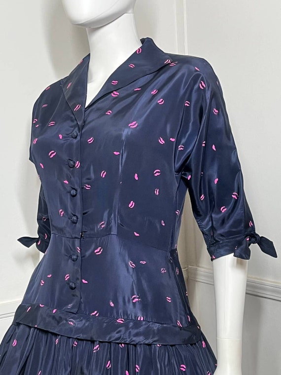 Medium Early 1950s Navy Blue Taffeta Lip Print Dr… - image 3