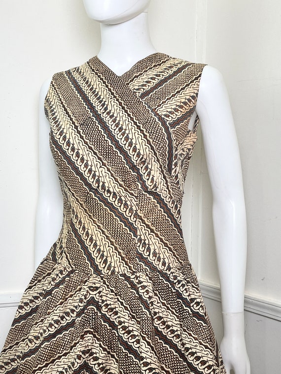 Small 1950's Vintage Cotton Batik Summer Dress - image 4