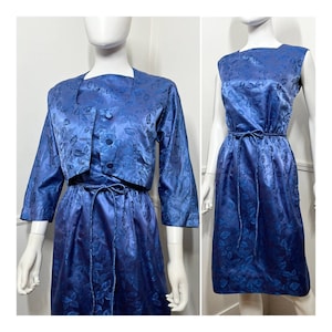 Conjunto pequeno de vestido vintage de brocado azul e jaqueta curta de meados dos anos 1950