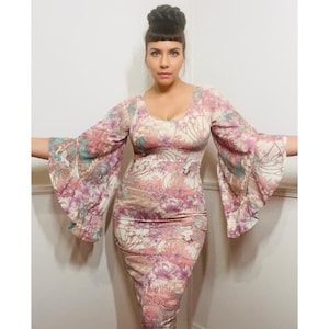 Klein | 1970er Jahre Vintage Göttin Blumen Print Engelsärmel Maxi Kleid
