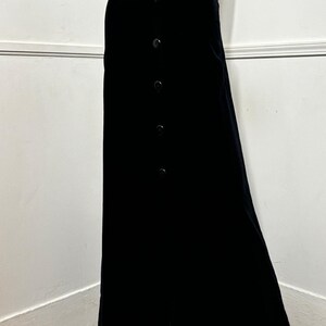 Traje de falda maxi y chaleco de terciopelo negro vintage de tres piezas, talla extra pequeña, de los años 70, de Alco imagen 6